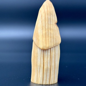 Gnom cioplit din lemn de tei - figurină unicat - accesorii de crăciun - decorațiuni de crăciun de casă - spiriduși de crăciun, figurine - Artynos.ro