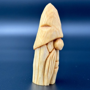 Gnom cioplit din lemn de tei - figurină unicat - accesorii de crăciun - decorațiuni de crăciun de casă - spiriduși de crăciun, figurine - Artynos.ro