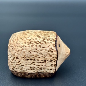 Arici cioplit manual din lemn de tei  figurină handmade cu pirogravură și finisaj natural - arte vizuale și accesorii  - sculptură - statuie lemn - Artynos.ro