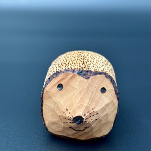 Arici cioplit manual din lemn de tei  figurină handmade cu pirogravură și finisaj natural - Artynos.ro