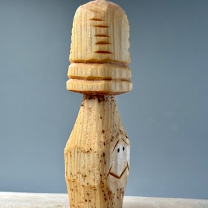 Ciupercuță zâmbitoare din lemn de tei  decor handmade sculptat manual - accesorii de crăciun - cadou tematic de moș crăciun, decorațiuni - decor de interior moș crăciun - Artynos.ro