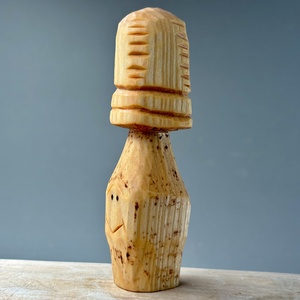 Ciupercuță zâmbitoare din lemn de tei  decor handmade sculptat manual - accesorii de crăciun - cadou tematic de moș crăciun, decorațiuni - decor de interior moș crăciun - Artynos.ro