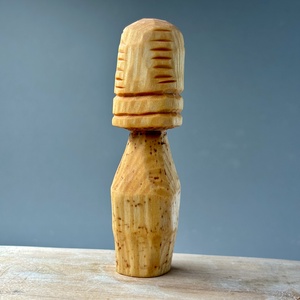 Ciupercuță zâmbitoare din lemn de tei  decor handmade sculptat manual - accesorii de crăciun - cadou tematic de moș crăciun, decorațiuni - decor de interior moș crăciun - Artynos.ro