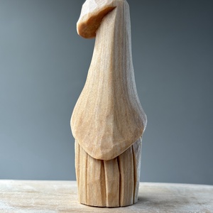 Gnom cioplit din lemn de tei - figurină unicat - accesorii de crăciun - cadou tematic de moș crăciun, decorațiuni - cadouri de moș crăciun - Artynos.ro