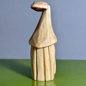 Gnom cioplit din lemn de tei - figurină unicat - accesorii de crăciun - cadou tematic de moș crăciun, decorațiuni - cadouri de moș crăciun - Artynos.ro