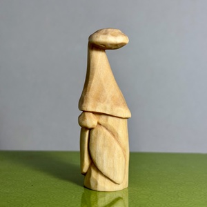 Gnom cioplit din lemn de tei - figurină unicat - accesorii de crăciun - cadou tematic de moș crăciun, decorațiuni - cadouri de moș crăciun - Artynos.ro