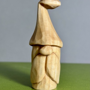 Gnom cioplit din lemn de tei - figurină unicat - accesorii de crăciun - cadou tematic de moș crăciun, decorațiuni - cadouri de moș crăciun - Artynos.ro