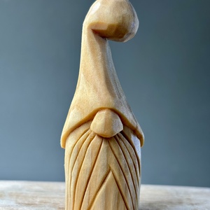 Gnom cioplit din lemn de tei - figurină unicat - accesorii de crăciun - cadou tematic de moș crăciun, decorațiuni - cadouri de moș crăciun - Artynos.ro