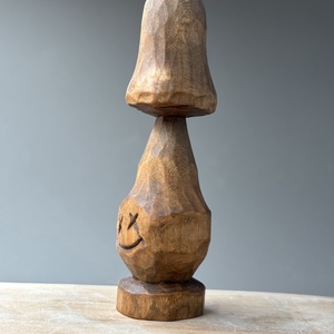 Ciupercuță zâmbitoare - figurină unicat - arte vizuale și accesorii  - sculptură - statuie lemn - Artynos.ro