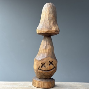 Ciupercuță zâmbitoare - figurină unicat - arte vizuale și accesorii  - sculptură - statuie lemn - Artynos.ro
