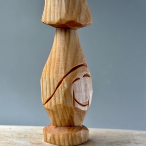 Ciupercuță zâmbitoare cioplită din lemn de tei - figurină unicat , Arte vizuale și accesorii , Sculptură, Statuie lemn, Sculptură, Prelucrarea lemnului, ARTYNOS