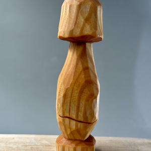 Ciupercuță zâmbitoare cioplită din lemn de tei - figurină unicat  - arte vizuale și accesorii  - sculptură - statuie lemn - Artynos.ro