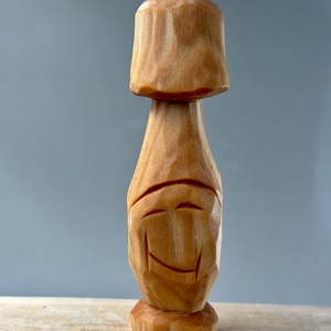 Ciupercuță zâmbitoare cioplită din lemn de tei - figurină unicat  - arte vizuale și accesorii  - sculptură - statuie lemn - Artynos.ro