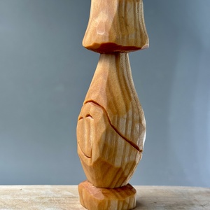 Ciupercuță zâmbitoare cioplită din lemn de tei - figurină unicat  - arte vizuale și accesorii  - sculptură - statuie lemn - Artynos.ro