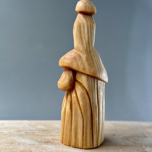 Gnom cioplit din lemn de tei - figurină unicat - accesorii de crăciun - cadou tematic de moș crăciun, decorațiuni - cadouri de moș crăciun - Artynos.ro