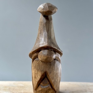 Gnom sculptat manual din lemn de tei  decor rustic unic - accesorii de crăciun - cadou tematic de moș crăciun, decorațiuni - cadouri de moș crăciun - Artynos.ro