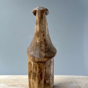 Gnom sculptat manual din lemn de tei  decor rustic unic - accesorii de crăciun - cadou tematic de moș crăciun, decorațiuni - cadouri de moș crăciun - Artynos.ro