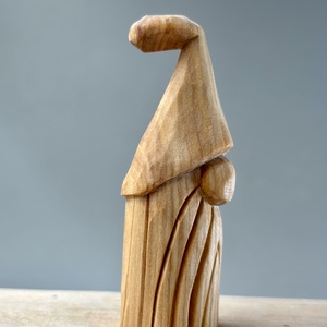 Gnom sculptat din lemn de tei - figurină unicat  - Artynos.ro