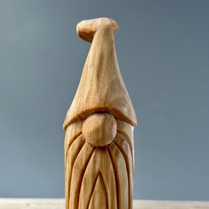 Gnom sculptat din lemn de tei - figurină unicat  - accesorii de crăciun - cadou tematic de moș crăciun, decorațiuni - cadouri de moș crăciun - Artynos.ro