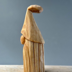 Gnom sculptat din lemn de tei - figurină unicat  - accesorii de crăciun - cadou tematic de moș crăciun, decorațiuni - cadouri de moș crăciun - Artynos.ro