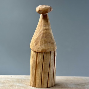 Gnom sculptat din lemn de tei - figurină unicat  - accesorii de crăciun - cadou tematic de moș crăciun, decorațiuni - cadouri de moș crăciun - Artynos.ro