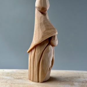 Gnom sculptat din lemn de tei - figurină unicat  - Artynos.ro