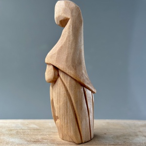Gnom sculptat din lemn de tei - figurină unicat  - accesorii de crăciun - cadou tematic de moș crăciun, decorațiuni - cadouri de moș crăciun - Artynos.ro
