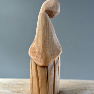 Gnom sculptat din lemn de tei - figurină unicat  - accesorii de crăciun - cadou tematic de moș crăciun, decorațiuni - cadouri de moș crăciun - Artynos.ro