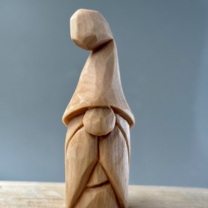 Gnom sculptat din lemn de tei - figurină unicat  - accesorii de crăciun - cadou tematic de moș crăciun, decorațiuni - cadouri de moș crăciun - Artynos.ro