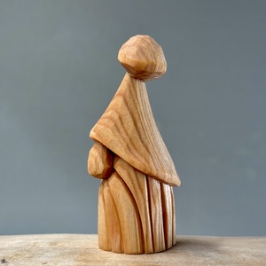 Gnom din lemn de tei - figurină unicat - accesorii de crăciun - cadou tematic de moș crăciun, decorațiuni - cadouri de moș crăciun - Artynos.ro