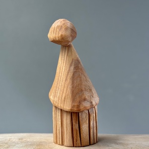 Gnom din lemn de tei - figurină unicat - accesorii de crăciun - cadou tematic de moș crăciun, decorațiuni - cadouri de moș crăciun - Artynos.ro