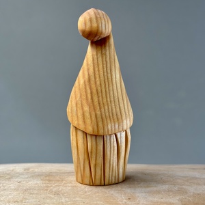 Gnom din lemn de tei - figurină unicat - accesorii de crăciun - cadou tematic de moș crăciun, decorațiuni - cadouri de moș crăciun - Artynos.ro