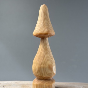 Ciupercuță zâmbitoare - figurină unicat - arte vizuale și accesorii  - sculptură - statuie lemn - Artynos.ro