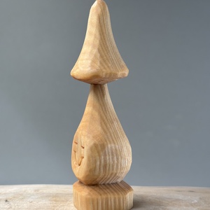 Ciupercuță zâmbitoare - figurină unicat - arte vizuale și accesorii  - sculptură - statuie lemn - Artynos.ro