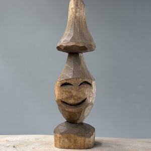 Ciupercuță zâmbitoare - figurină unicat - arte vizuale și accesorii  - sculptură - statuie lemn - Artynos.ro
