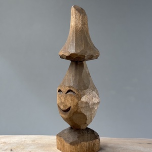 Ciupercuță zâmbitoare - figurină unicat - arte vizuale și accesorii  - sculptură - statuie lemn - Artynos.ro