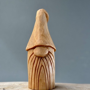 Gnom din lemn de tei - figurină unicat  - accesorii de crăciun - cadou tematic de moș crăciun, decorațiuni - decor de interior moș crăciun - Artynos.ro
