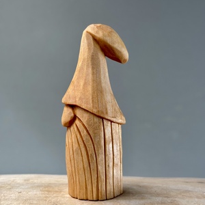 Gnom din lemn de tei - figurină unicat  - accesorii de crăciun - cadou tematic de moș crăciun, decorațiuni - decor de interior moș crăciun - Artynos.ro
