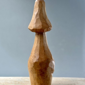 Ciupercuță zâmbitoare - figurină unicat - arte vizuale și accesorii  - sculptură - statuie lemn - Artynos.ro