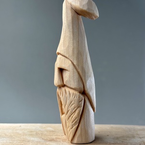 Vrăjitor sculptat manual din lemn de tei  figură decorativă unică - accesorii de crăciun - cadou tematic de moș crăciun, decorațiuni - cadouri de moș crăciun - Artynos.ro