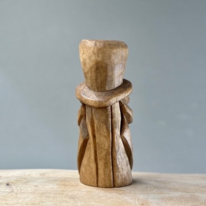Gnom sculptat manual din lemn de tei  decor rustic și natural - accesorii de crăciun - cadou tematic de moș crăciun, decorațiuni - cadouri de moș crăciun - Artynos.ro