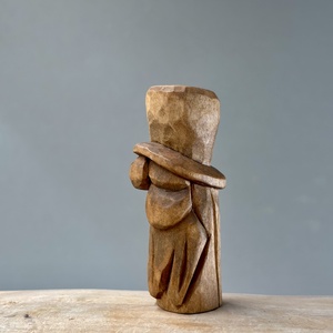 Gnom sculptat manual din lemn de tei  decor rustic și natural - accesorii de crăciun - cadou tematic de moș crăciun, decorațiuni - cadouri de moș crăciun - Artynos.ro