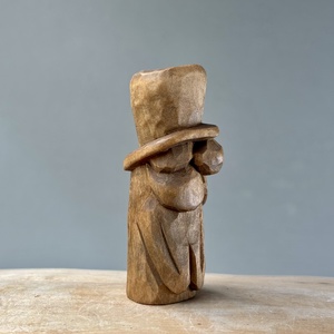Gnom sculptat manual din lemn de tei  decor rustic și natural - accesorii de crăciun - cadou tematic de moș crăciun, decorațiuni - cadouri de moș crăciun - Artynos.ro