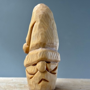 Moș Crăciun sculptat manual din lemn de tei  decor de Crăciun rustic și autentic - Artynos.ro