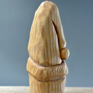 Moș Crăciun sculptat manual din lemn de tei  decor de Crăciun rustic și autentic - accesorii de crăciun - cadou tematic de moș crăciun, decorațiuni - decor de interior moș crăciun - Artynos.ro