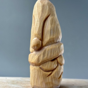 Moș Crăciun sculptat manual din lemn de tei  decor de Crăciun rustic și autentic - accesorii de crăciun - cadou tematic de moș crăciun, decorațiuni - decor de interior moș crăciun - Artynos.ro