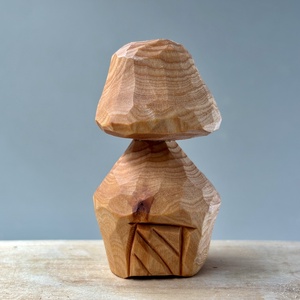 Ciupercă-căsuță din stejar  miniatură sculptată manual, decor de poveste -  - Artynos.ro