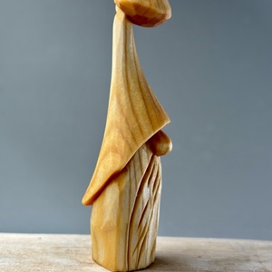 Vrăjitor sculptat manual din lemn de tei  figurină rustică decorativă, finisată cu ulei de in bio - Artynos.ro