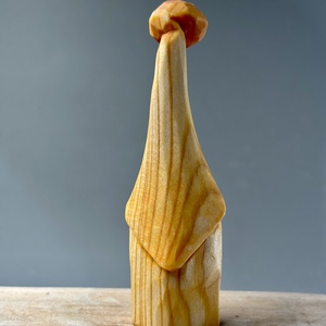 Vrăjitor sculptat manual din lemn de tei  figurină rustică decorativă, finisată cu ulei de in bio - accesorii de crăciun - cadou tematic de moș crăciun, decorațiuni - cadouri de moș crăciun - Artynos.ro