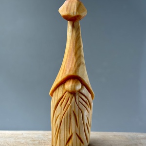 Vrăjitor sculptat manual din lemn de tei  figurină rustică decorativă, finisată cu ulei de in bio - accesorii de crăciun - cadou tematic de moș crăciun, decorațiuni - cadouri de moș crăciun - Artynos.ro